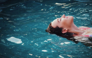 how long can chlorine stay in your hair?